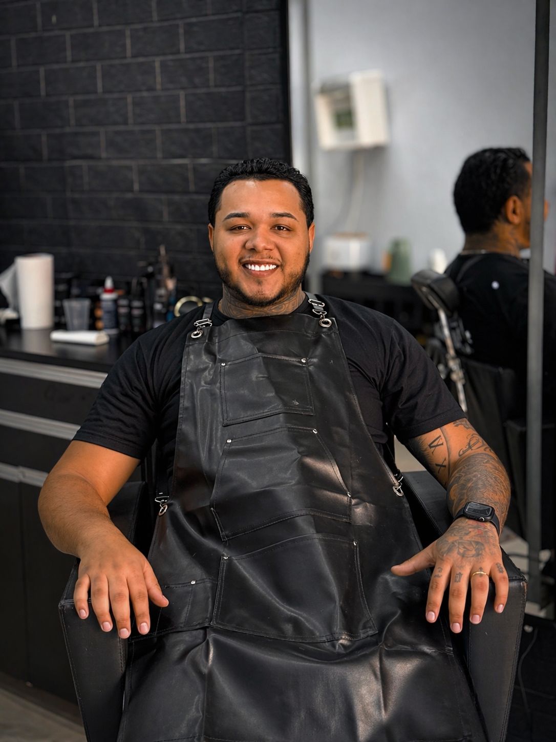 Barbeiro Yan Coruja do Corte dono da Barbearia Coruja do Corte em BH