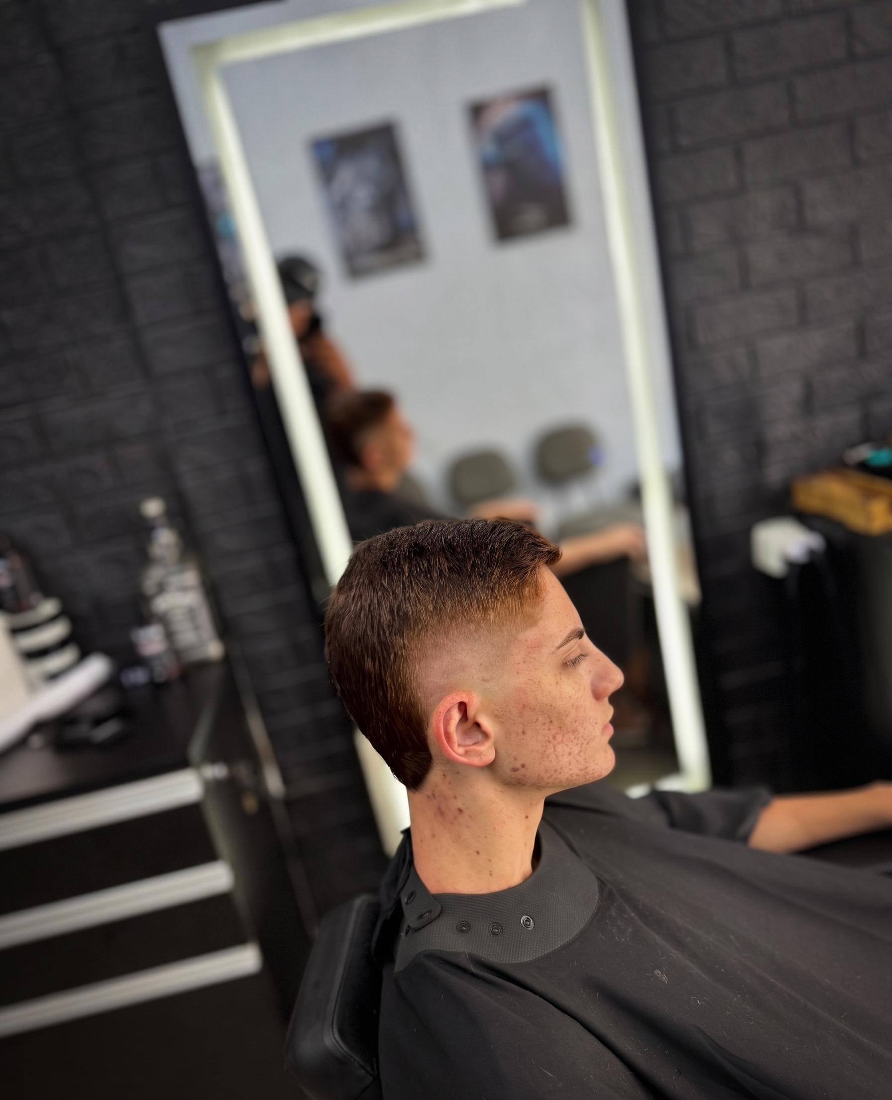 Corte masculino curto com acabamento limpo em barbearia de BH Floramar