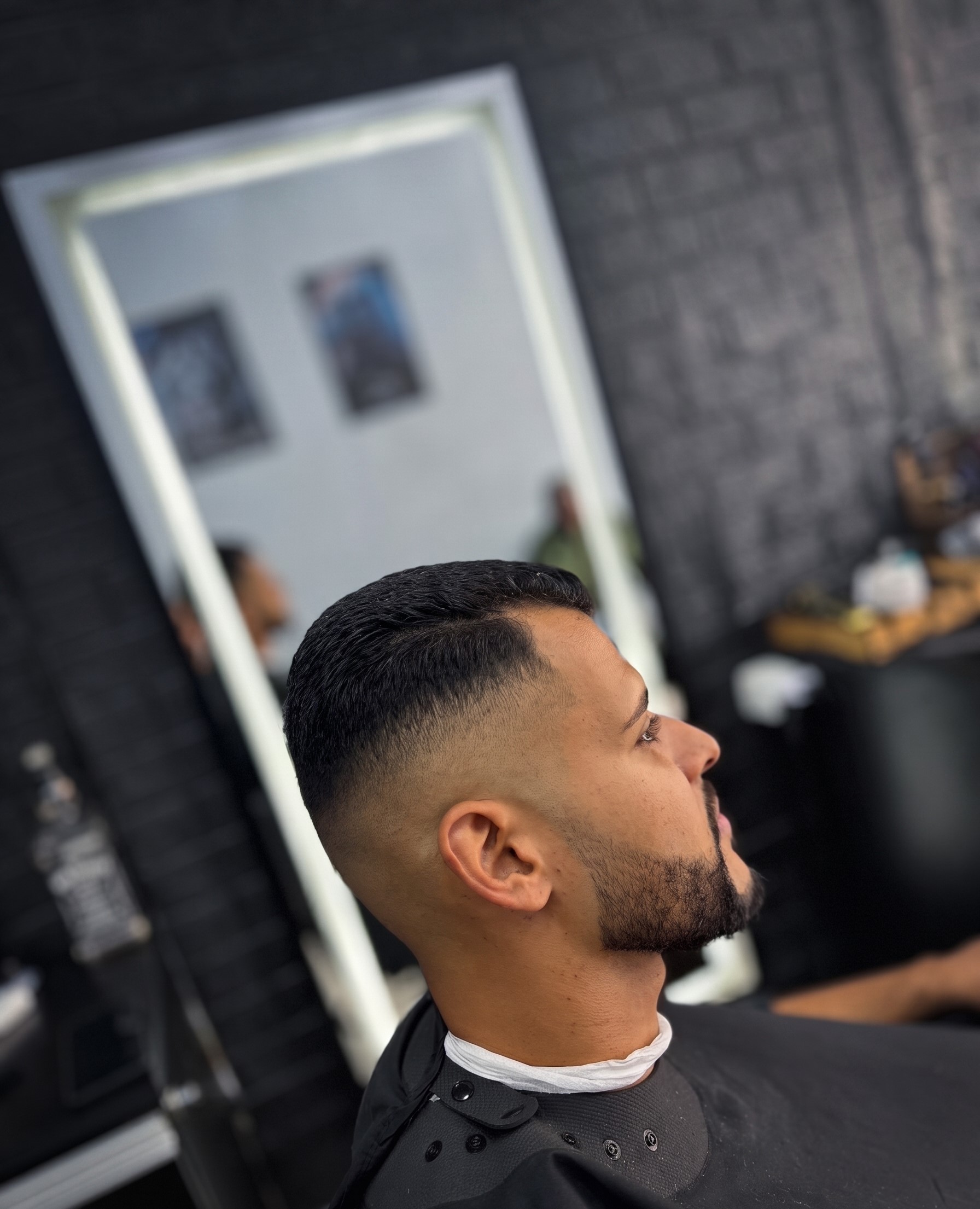 Corte degradê masculino moderno realizado em barbearia em BH Floramar