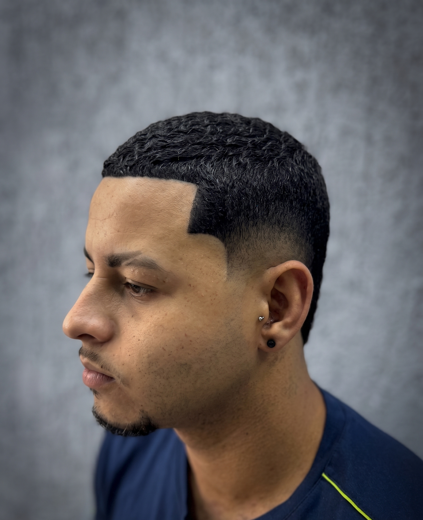 Corte waves com risca e degradê realizado em barbearia em BH próxima ao Guarani